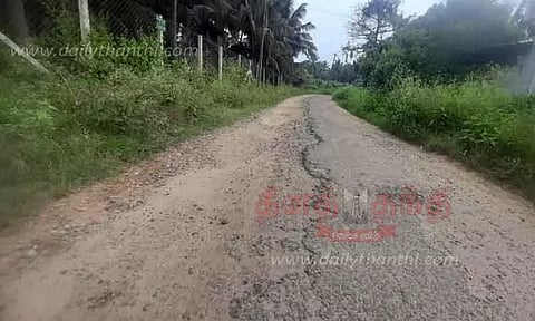 கிணத்துக்கடவு அருகே குண்டும், குழியுமான சாலையால் விபத்து அபாயம்- உரிய நடவடிக்கை எடுக்க பொதுமக்கள் வலியுறுத்தல்