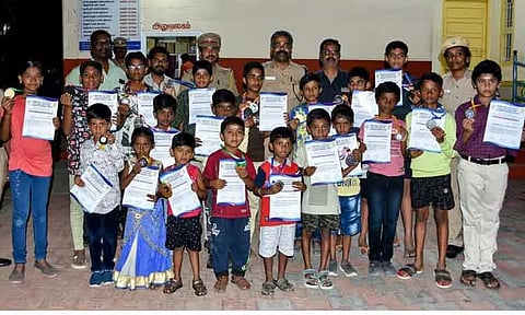 பழனி மாணவர்களுக்கு பாராட்டு