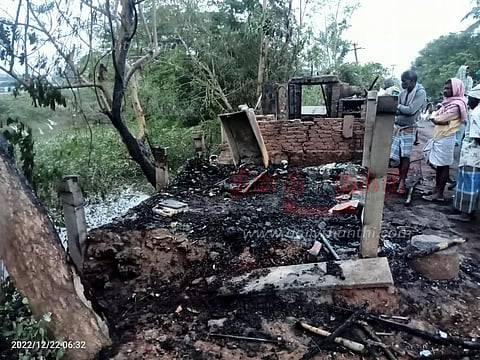 பெட்டிக்கடை-வீட்டுக்கு தீவைப்பு; நகை,பணம் எரிந்து சேதம்
