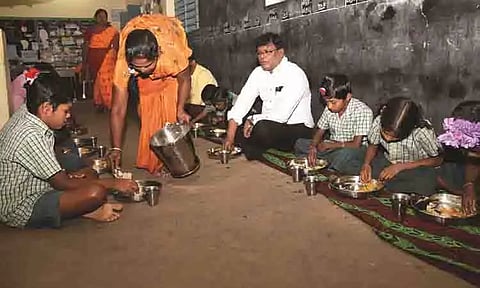 கரூர் மாவட்டத்தில் நடந்து வரும் பல்வேறு வளர்ச்சி திட்ட பணிகளை கண்காணிப்பு அதிகாரி ஆய்வு