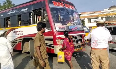 சேலத்தில் மோதுவது போல் வந்த தனியார் பஸ்சை எட்டி உதைத்த பெண்ணால் பரபரப்பு