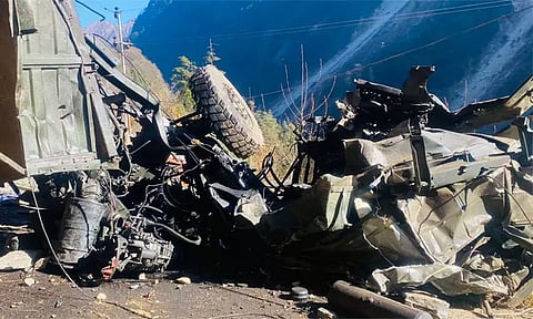 சிக்கிம் : ராணுவ வாகனம் பள்ளத்தில் கவிழ்ந்து 16 ராணுவ வீரர்கள் உயிரிழப்பு