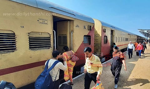 ரெயில் கடந்தபோது பாம்பன் தூக்குப்பாலத்தில் சத்தம் எழுப்பிய சென்சார் கருவிகள்