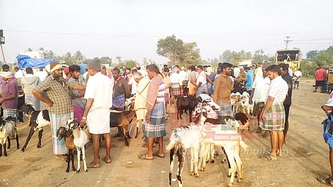 கிறிஸ்துமஸ் பண்டிகையை முன்னிட்டு நடந்த சிறுவாச்சூர் ஆட்டுச்சந்தையில் விற்பனை மந்தம்