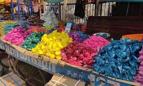 கரூரில், வண்ண கோலப்பொடிகளின் விற்பனை படுஜோர்