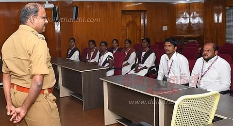 போலீஸ் நிலையங்களுக்கு புதிதாக வரவேற்பாளர் தேர்வு