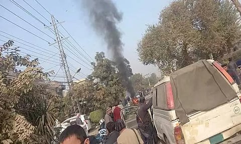 பாகிஸ்தானில் தற்கொலை படை தாக்குதலுக்கு போலீஸ்காரர் உயிரிழப்பு.. 6 பேர் படுகாயம்