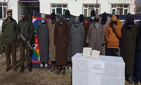 ஜம்மு காஷ்மீரில் போதைப்பொருள் கும்பல் சிக்கியது - 5 போலீசார் உட்பட 17 பேர் கைது