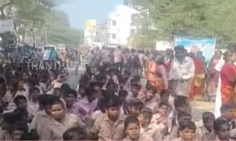 ஆசிரியர் பணியிடை நீக்கம் செய்யப்பட்டதை கண்டித்து பள்ளி மாணவர்கள் சாலை மறியல்
