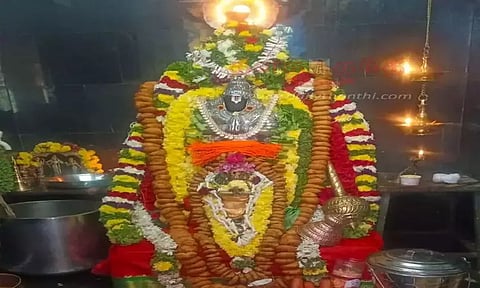 ஆஞ்சநேயருக்கு 108 வடை மாலை சாற்றி சிறப்பு பூஜைகள்