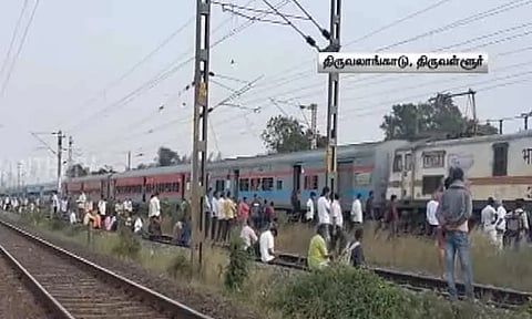 தண்டவாளத்தில் அறுந்து விழுந்த மின்கம்பி; திருவனந்தபுரம், பெங்களூரு ரெயில்கள் ஆங்காங்கே நிறுத்தம் - பயணிகள் அவதி