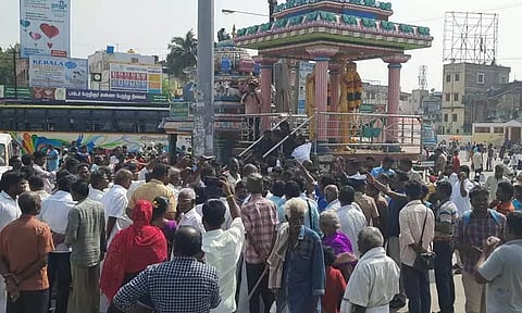 எம்.ஜி.ஆர். சிலைக்கு ஓ.பன்னீர்செல்வம் அணியினர் மாலை அணிவிக்க எதிர்ப்பு