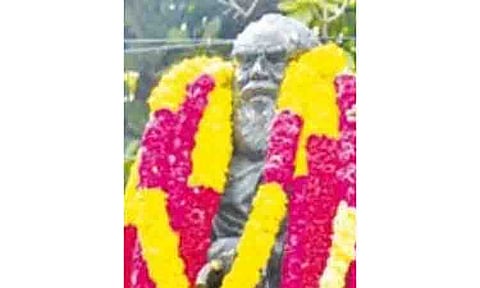 பெரியார் சிலைக்கு மாலை அணிவிப்பு