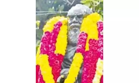 பெரியார் சிலைக்கு அரசியல் கட்சியினர் மாலை அணிவிப்பு