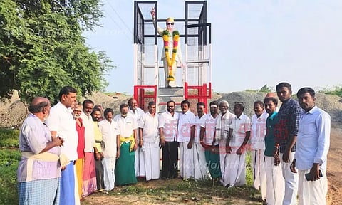 எம்.ஜி.ஆர். சிலைக்கு மாலை அணிவித்து மரியாதை