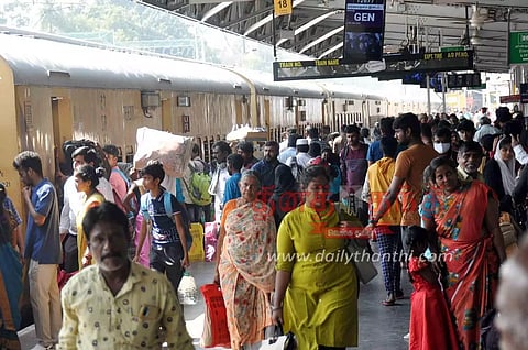 பள்ளி விடுமுறை, கிறிஸ்துமஸ் பண்டிகையையொட்டி ஈரோடு பஸ்-ரெயில் நிலையங்களில் அலைமோதிய மக்கள் கூட்டம்