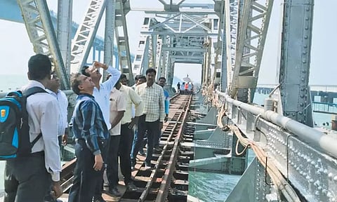 தொழில்நுட்ப கோளாறு: பாம்பன் பாலத்தில் 2-வது நாளாக ரெயில் போக்குவரத்து நிறுத்தம்