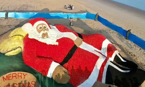 கிறிஸ்துமஸ் பண்டிகை: 1.5 டன் தக்காளிகளை கொண்டு, வடிவமைக்கப்பட்ட பிரமாண்ட மணற்சிற்பம்!