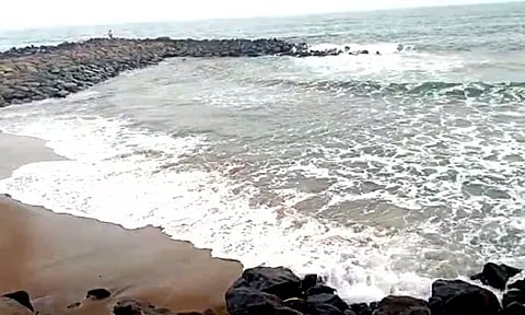 சென்னை: எண்ணூர் கடலில் குளித்த 4 வடமாநில வாலிபர்கள் ராட்சத அலையில் சிக்கி மாயம்...!