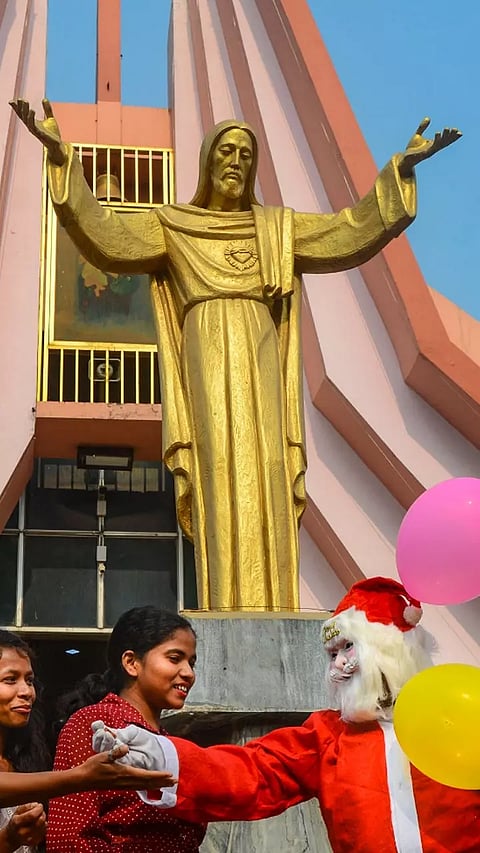 உலகம் முழுவதும் கிறிஸ்துமஸ் பண்டிகை கோலாகலம்...!