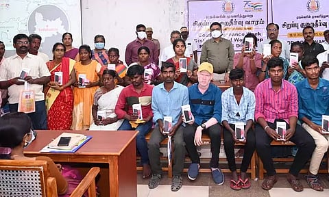 மாற்றுத்திறனாளிகளுக்கு ரூ.7 லட்சம் மதிப்பில் செல்போன்