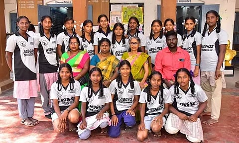 அரசு பள்ளி மாணவிகளுக்கு விளையாட்டு சீருடை