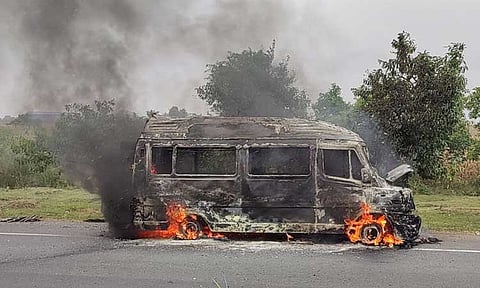 வேப்பூர் அருகேஅய்யப்ப பக்தர்கள் சென்ற வேன் திடீரென தீப்பிடித்து எரிந்தது9 பேர் அதிர்ஷ்டவசமாக உயிர் தப்பினர்