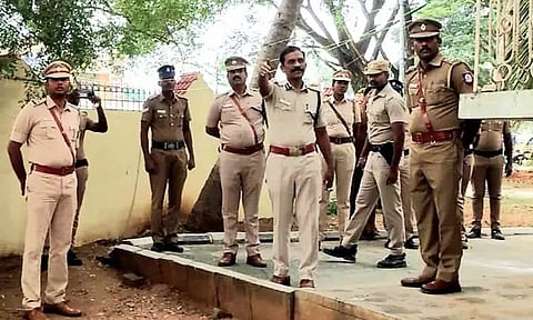 போலீஸ் நிலையத்தில் சூப்பிரண்டு திடீர் ஆய்வு