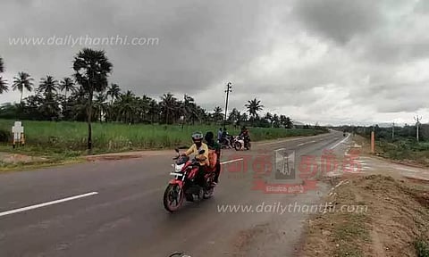 விபத்துக்களை தடுக்க புறவழிச்சாலையில் வேகத்தடை அமைக்க வேண்டும்