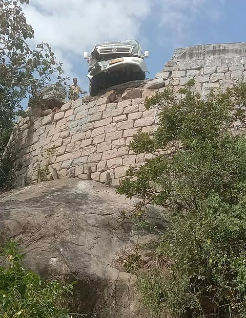 போடிமெட்டு மலைப்பாதையில்தடுப்புச்சுவரில் மோதி அந்தரத்தில் தொங்கிய வேன்:17 பேர் உயிர் தப்பினர்