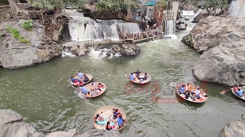 தொடர் விடுமுறையையொட்டிஒகேனக்கல்லில் குவிந்த சுற்றுலா பயணிகள்அருவியில் குளித்தும், பரிசலில் சென்றும் மகிழ்ந்தனர்
