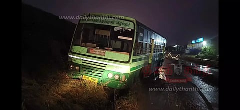 பள்ளத்தில் சிக்கிய அரசு பஸ்