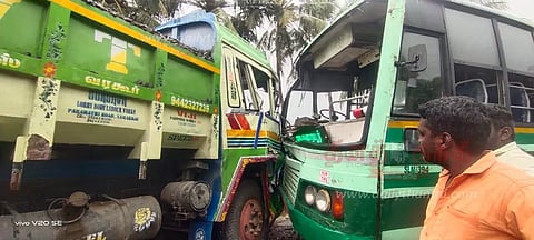 அரசு பஸ்-டிப்பர் லாரி நேருக்கு நேர் மோதல்; 15 பேர் காயம்