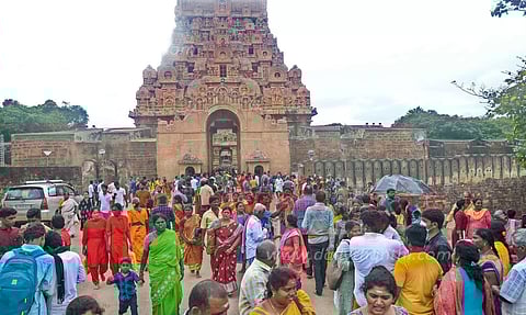 தஞ்சை பெரியகோவிலில் குவிந்த மக்கள்