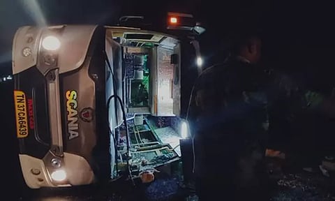 மதுரை பாண்டி கோவில் அருகே வேன் கவிழ்ந்து விபத்து - 10 பேர் காயம்