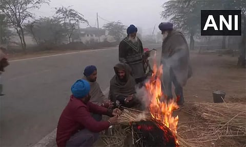 வடமாநிலங்களில் வாட்டும் குளிர்: நெருப்பை மூட்டி குளிர் காயம் மக்கள்...!