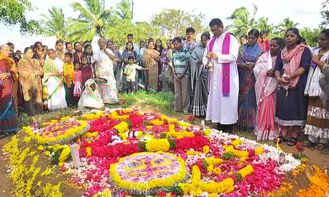 தமிழகத்தில் சுனாமி தாக்கிய 18வது நினைவு தினம்: தமிழகத்தின் பல்வேறு பகுதிகளில் பொதுமக்கள் அஞ்சலி