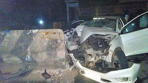 சாலையின் நடுவில் உள்ள தடுப்பு சுவரில் கார் மோதி பெண் என்ஜினீயர் பலி - மேலும் 3 பேர் காயம்