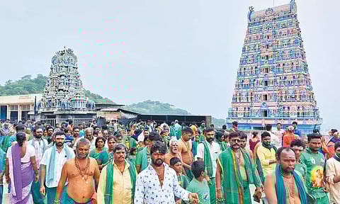 விடுமுறை தினத்தையொட்டி திருத்தணி முருகன் கோவிலில் குவிந்த பக்தர்கள் - 3 மணி நேரம் காத்திருந்து சாமி தரிசனம்
