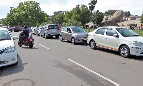 மாமல்லபுரத்தில் குவியும் சுற்றுலா பயணிகள்: போதிய வாகன நிறுத்துமிடம் இல்லாததால் சாலையோரத்தில் நிறுத்தப்படும் அவலம்