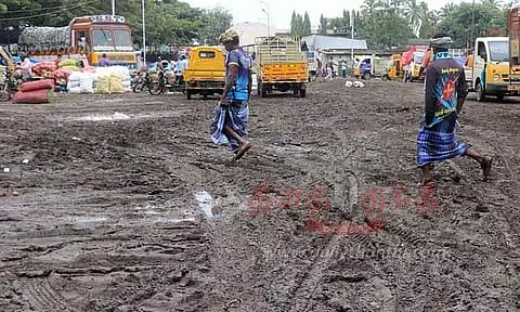 சேறும், சகதியுமாக மாறிய எம்.ஜி.ஆர். மார்க்கெட்