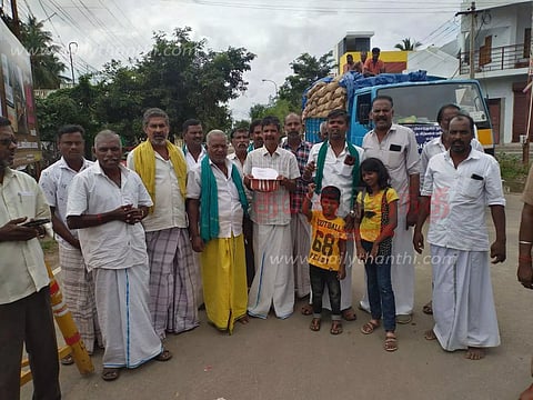 கரும்புகளை கொள்முதல் செய்யக்கோரிநாமம் போடப்பட்ட மண்சட்டி ஏந்தி விவசாயிகள் ஊர்வலம்