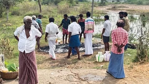 இடுகாட்டில் தண்ணீர் தேங்கி நிற்பதால் சாலை ஓரத்தில் உடலை தகனம் செய்யும் அவலம்