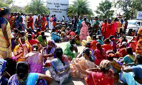 குப்பை கிடங்கு அமைக்க எதிர்ப்பு தெரிவித்து கலெக்டர் அலுவலகத்தில் கிராம மக்கள் தர்ணா