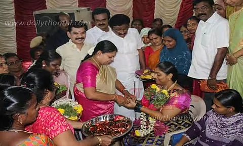 300 கர்ப்பிணிகளுக்கு சமுதாய வளைகாப்பு விழா; அமைச்சர் கீதாஜீவன் சீர்வரிசை பொருட்களை வழங்கினார்