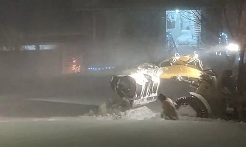 கனடாவில் பனிப்புயல்: சாலையில் கவிழ்ந்து, உருண்ட பஸ்; 4 பேர் பலி