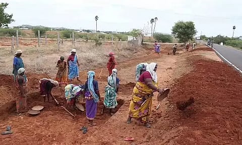 தேசிய ஊரக வேலை உறுதித் திட்டத்தில் டிஜிட்டல் முறையில் வருகைப்பதிவு ஜனவரி 1-ந் தேதி முதல் தொடக்கம்