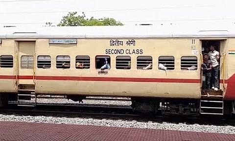 1000 பேர் டிக்கெட் எடுக்காமல் முன்பதிவு பெட்டியில் அடாவடி பயணம் செய்த வடமாநிலத்தவர்: வெளியே தள்ளிய போலீஸ்...!