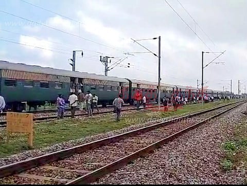 சரக்கு ரெயில் பெட்டி இணைப்பு உடைந்ததால் ரெயில்கள் நடுவழியில் நிறுத்தம்