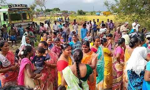 திருவெண்ணெய்நல்லூர் அருகேலாரிகளை சிறைபிடித்து பொதுமக்கள் போராட்டம்